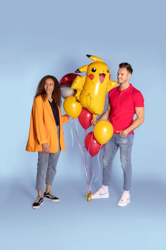 Pikachu_Foil_Couple_Blue BG_2946001.jpg